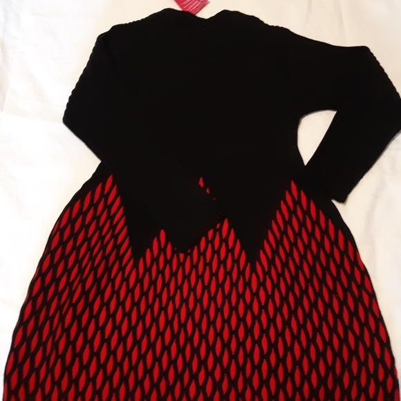 Woman's Short Jersey knit Dress, Long Sleeves, Red And Black Size Medium - Picture 2 of 14